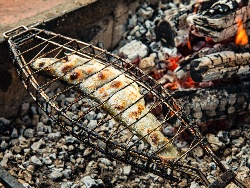 Ароматна печена риба скумрия на скара с марината от мащерка и чесън - снимка на рецептата
